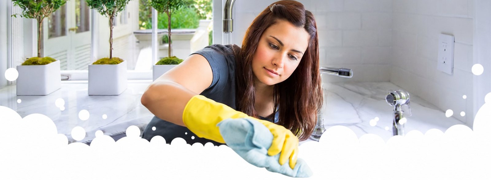 Profesional de limpieza limpiando una encimera